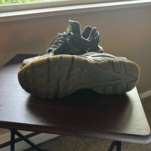 Nike Camo Huaraches - Picture 4 of 6